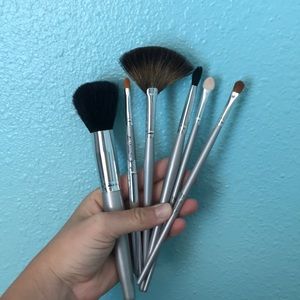 6 makeup brushes